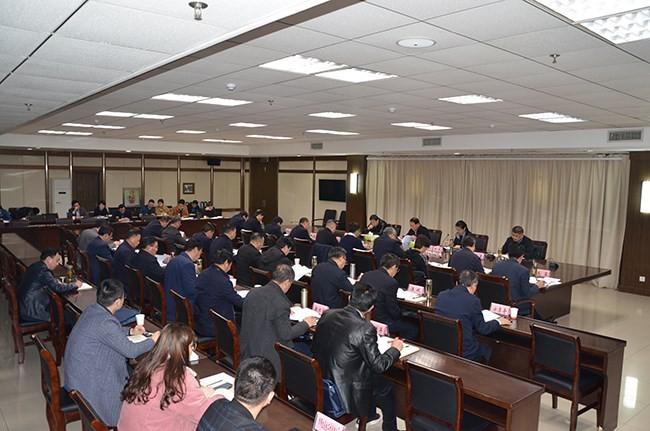 葉露中在全市疫情防控和學(xué)校復(fù)課工作會議上強調(diào)
堅持家校聯(lián)防 實施教醫(yī)聯(lián)控 確保師生安康和校園穩(wěn)定（圖）