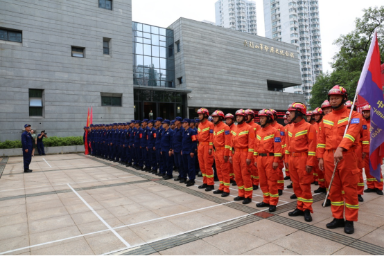 風雨中的“逆行者”