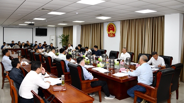 潘東旭主持召開市政府第32次常務會議