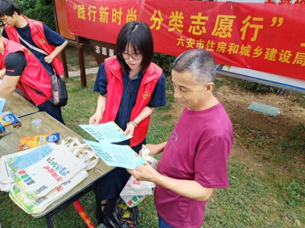 市住建局開展“踐行新時尚，分類志愿行”主題志愿宣傳活動