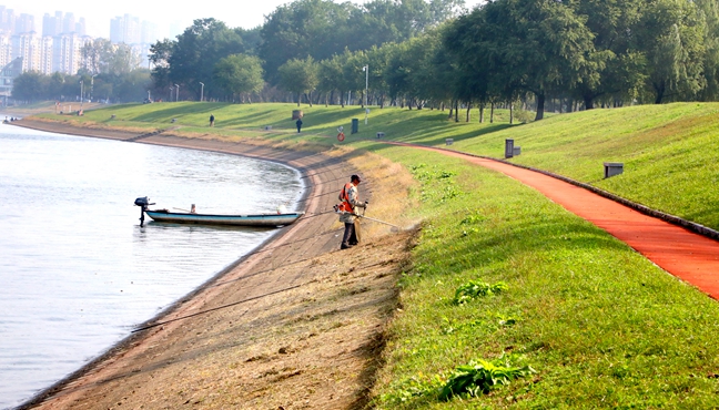 護坡“美顏”　扮靚河岸