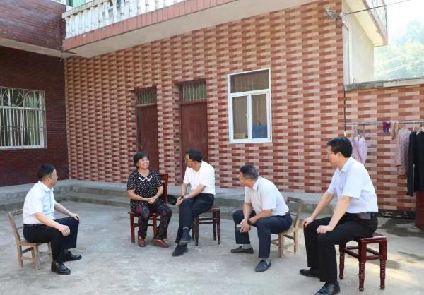 王紅赴金寨縣走訪慰問烈士遺屬